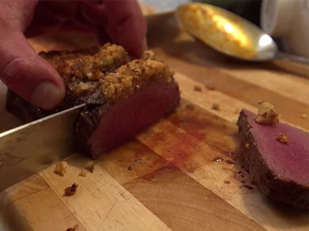 Hirschrückenfilet mit Haselnusskruste, rotem Püree, Butterapfel mit Erdbeermarmelade - Rezept - Bild Nr. 2