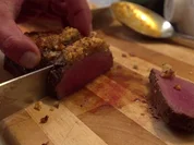 Hirschrückenfilet mit Haselnusskruste, rotem Püree, Butterapfel mit Erdbeermarmelade - Rezept - Bild Nr. 2