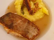 Skreifilet in Kokoswasserthaikräuterdashi mit Kartoffelzitronencreme - Rezept - Bild Nr. 2