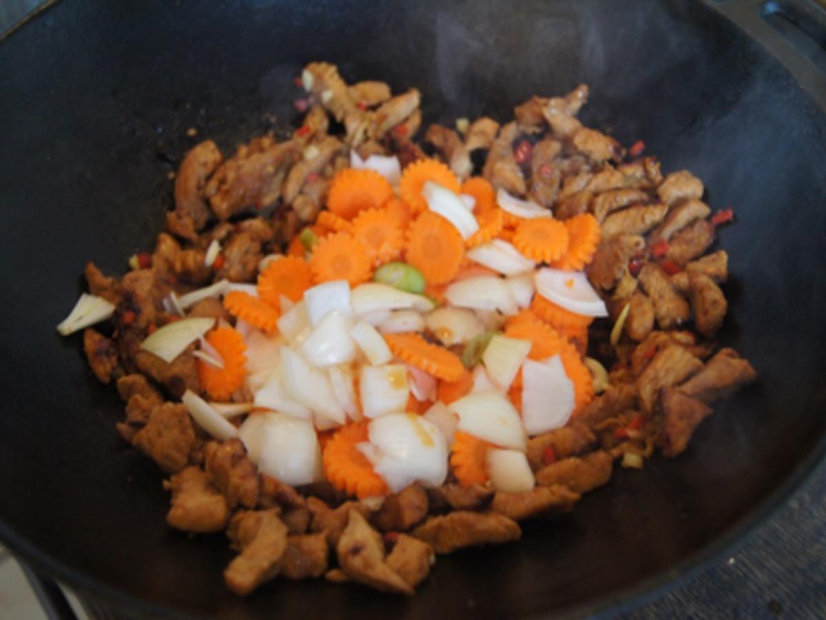 Putenbrustfilet mit Gemüse süß-sauer im Wok und gelber Basmatireis - Rezept - Bild Nr. 24