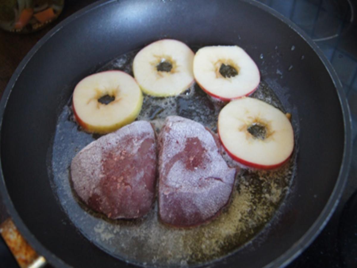 Gebratene Schweineleber mit Apfelscheiben, Röstzwiebeln und Tschechischer Kartoffelsalat - Rezept - Bild Nr. 6