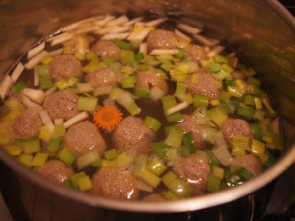 Rindfleischsuppe mit Gemüse, Eierstich, Leberknödel und Nudeln ...