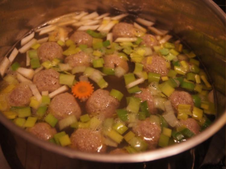 Rindfleischsuppe mit Gemüse, Eierstich, Leberknödel und Nudeln ...