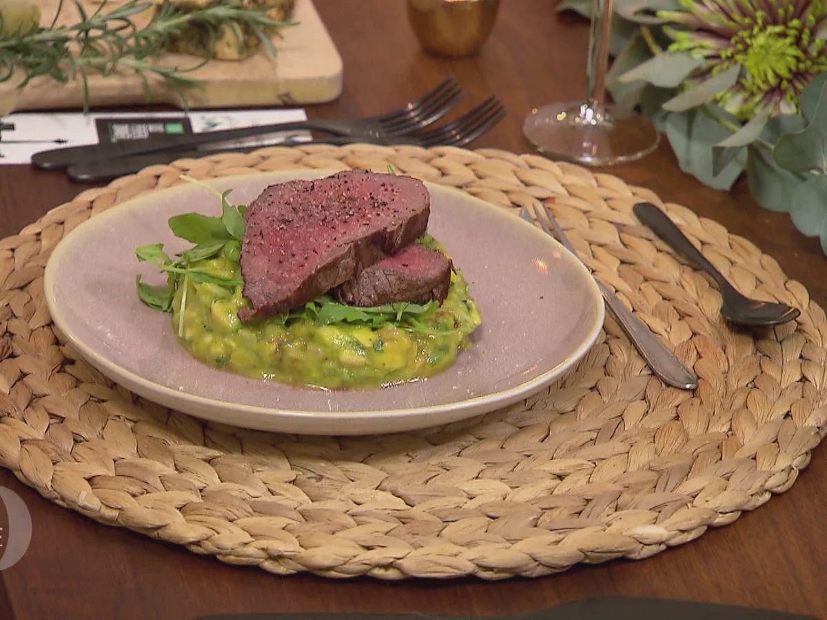 Avocado-Mango-Tatar mit Rucola und Rinderfiletstreifen - Rezept - Bild Nr. 2