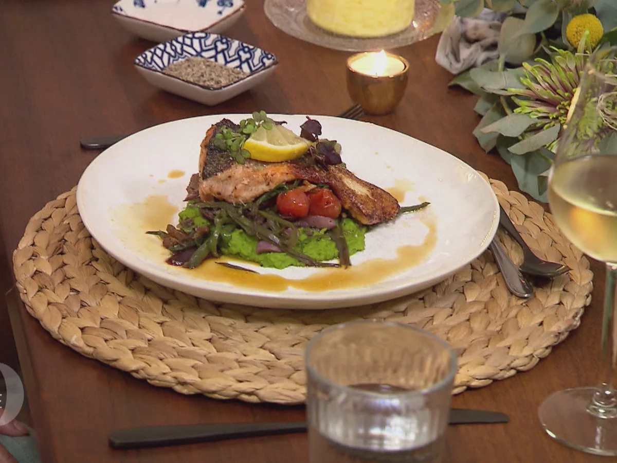 Lachsfilet auf Erbsenpüree mit Marktgemüse und Yuzu-Reduktion - Rezept - Bild Nr. 2