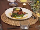 Lachsfilet auf Erbsenpüree mit Marktgemüse und Yuzu-Reduktion - Rezept - Bild Nr. 2