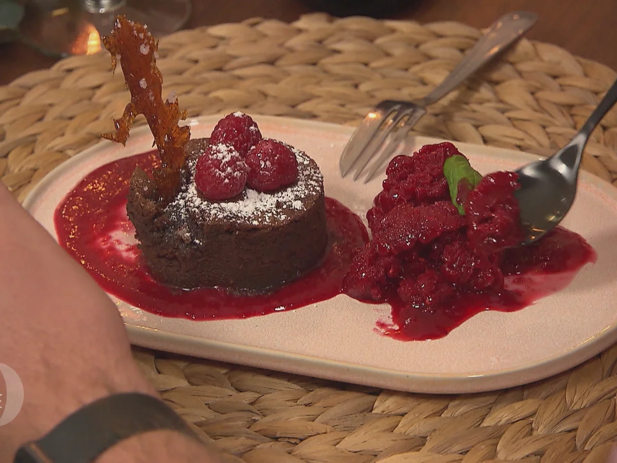 Rezept: Schokoküchlein auf Himbeerspiegel mit Himbeer-Minz-Sorbet und Karamell Bild Nr. 2 Schokoküchlein auf Himbeerspiegel mit Himbeer-Minz-Sorbet und Karamell - Rezept - Bild Nr. 2