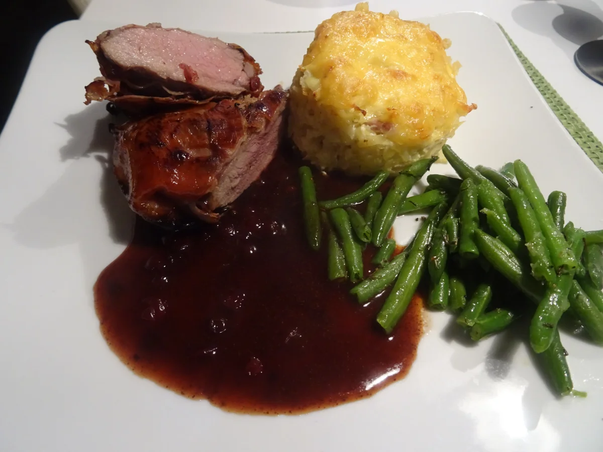 Wildschweinlachs im Schinkenmantel mit Preiselbeer-Soße und Kartoffel-Auflauf - Rezept - Bild Nr. 2