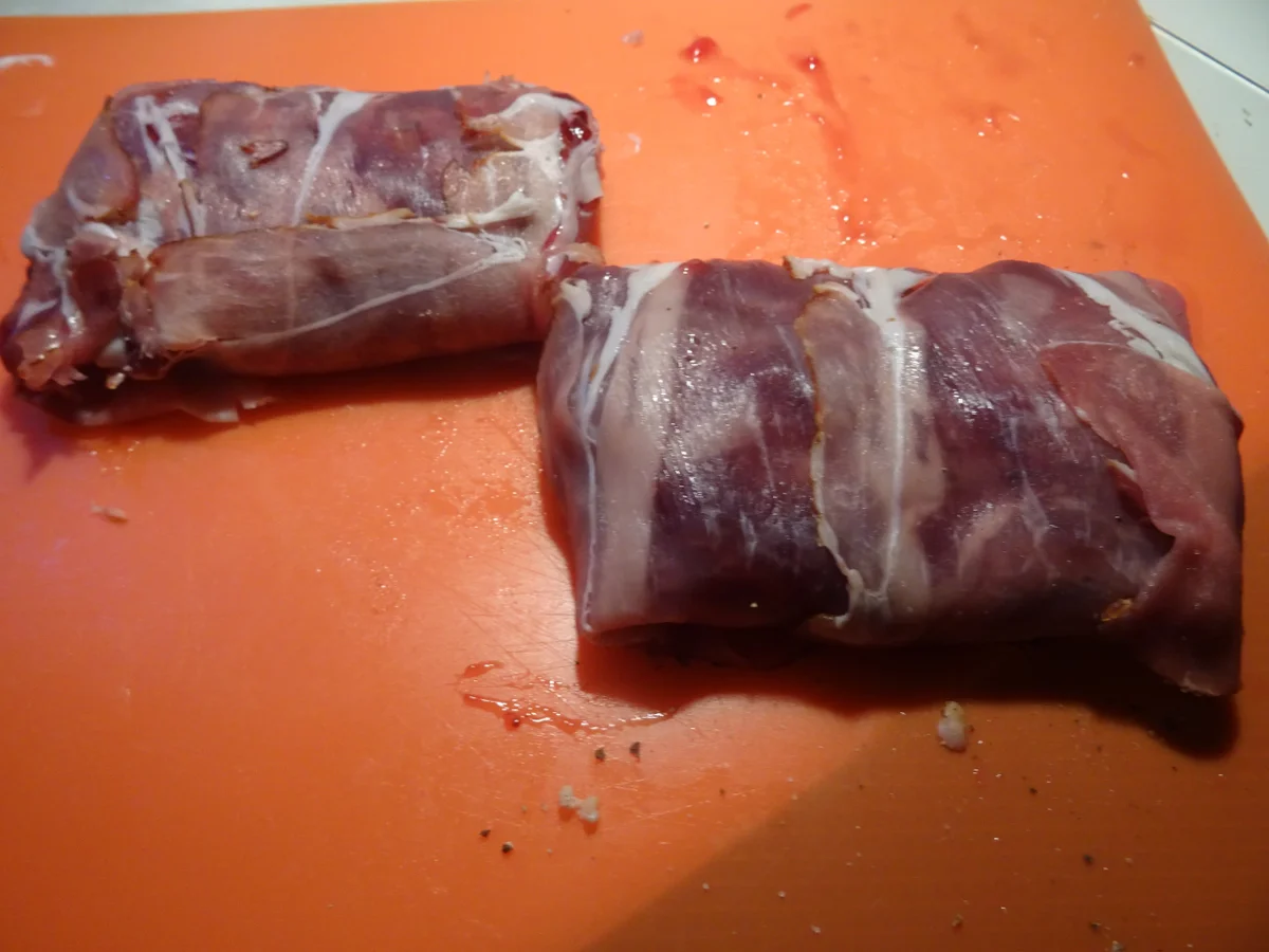 Wildschweinlachs im Schinkenmantel mit Preiselbeer-Soße und Kartoffel-Auflauf - Rezept - Bild Nr. 3