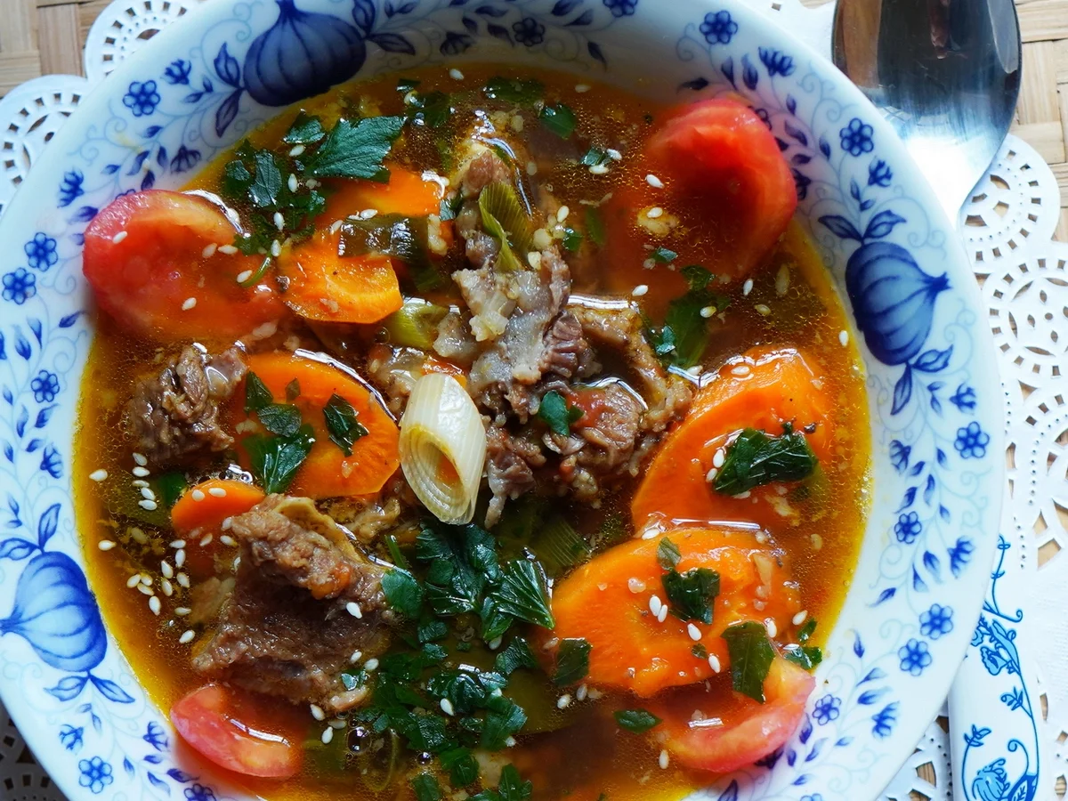 Balinesische, würzig-scharfe Rindfleischsuppe mit Gemüse - Rezept - Bild Nr. 2
