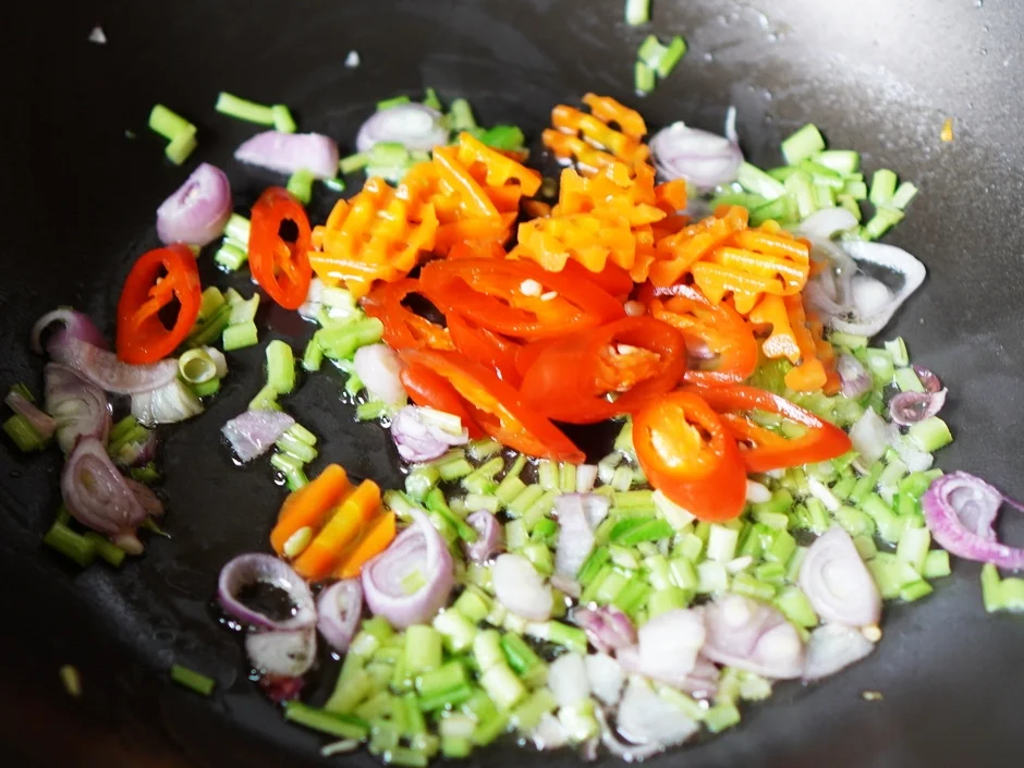 Rezept: Bunte gebratene Nudeln auf 'Tanah Lot' Art Bild Nr. 3 Bunte gebratene Nudeln auf 'Tanah Lot' Art - Rezept - Bild Nr. 3