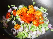 Bunte gebratene Nudeln auf 'Tanah Lot' Art - Rezept - Bild Nr. 3