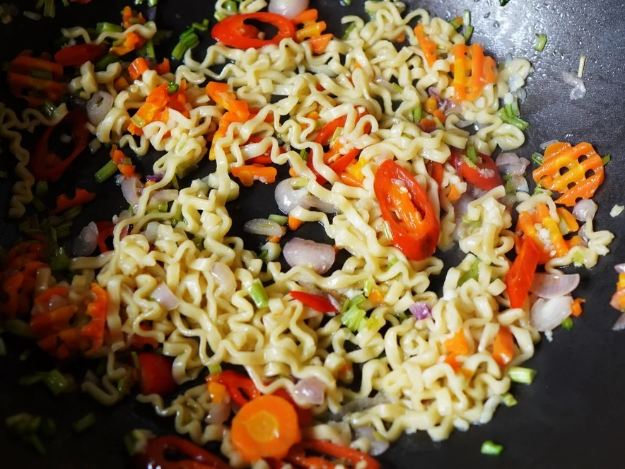 Rezept: Bunte gebratene Nudeln auf 'Tanah Lot' Art Bild Nr. 4 Bunte gebratene Nudeln auf 'Tanah Lot' Art - Rezept - Bild Nr. 4