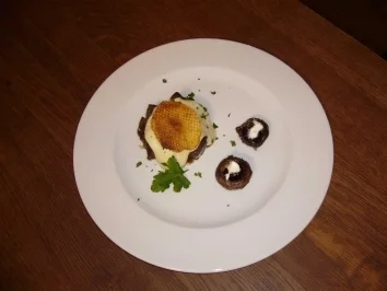 Rezept: Hirschkompott mit Kartoffel-Sellerie-Hut an Kartoffelchips Hirschkompott mit Kartoffel-Sellerie-Hut an Kartoffelchips - Rezept