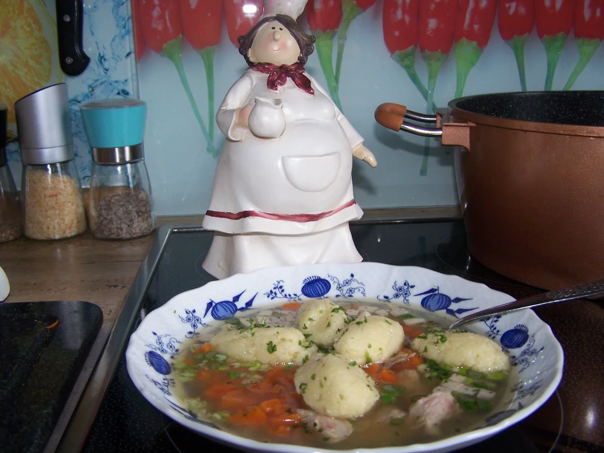 Hühnerbrühe mit Einlage Grießnockerln - Rezept - Bild Nr. 9934