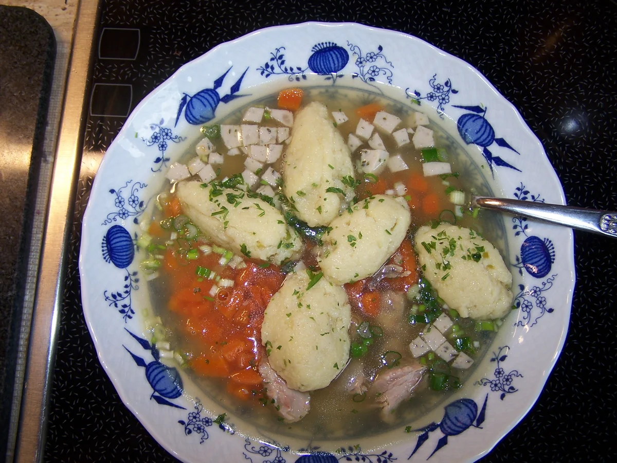 Hühnerbrühe mit Einlage Grießnockerln - Rezept - Bild Nr. 9935