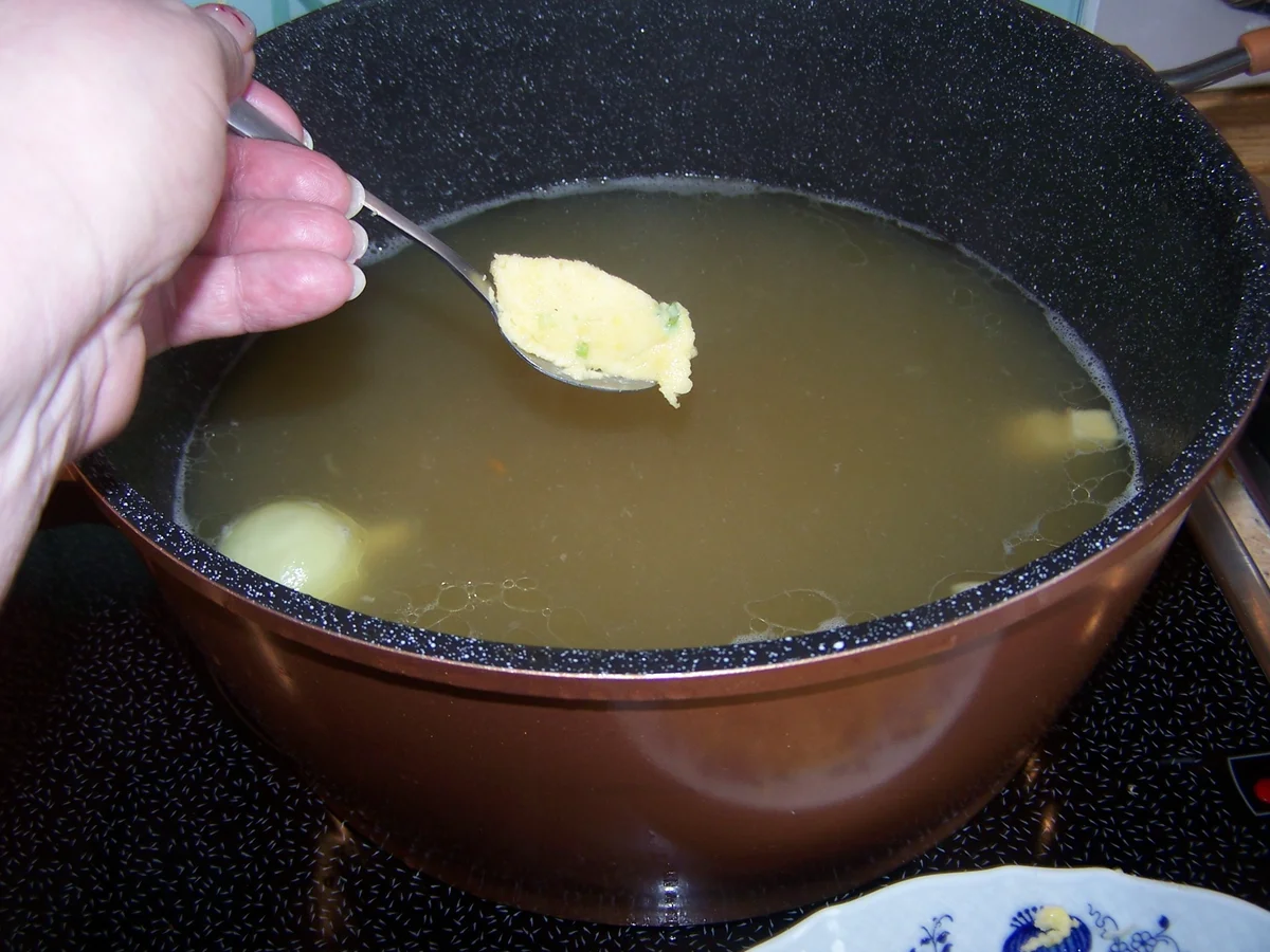 Hühnerbrühe mit Einlage Grießnockerln - Rezept - Bild Nr. 9938