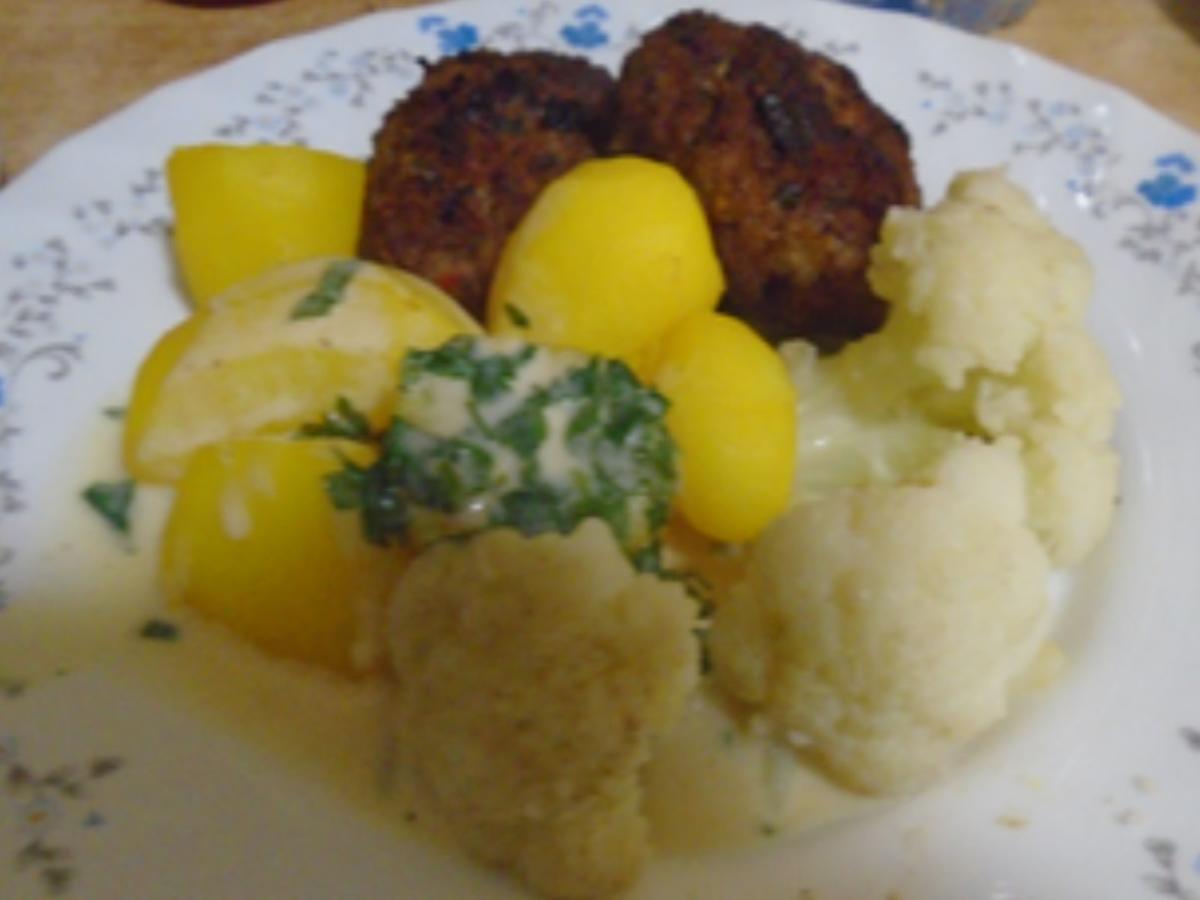 Kartoffel-Rindfleisch-Buletten Mit Petersilien-Sauce, Blumenkohl Und ...