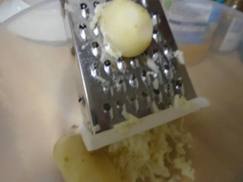 Kartoffel-Rindfleisch-Buletten mit Petersilien-Sauce, Blumenkohl und Drillingen - Rezept - Bild Nr. 5