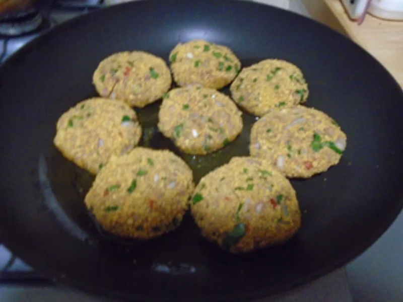 Kartoffel-Rindfleisch-Buletten mit Petersilien-Sauce, Blumenkohl und Drillingen - Rezept - Bild Nr. 15