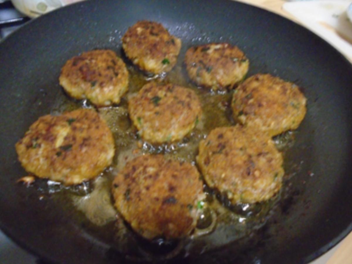 Kartoffel-Rindfleisch-Buletten mit Petersilien-Sauce, Blumenkohl und Drillingen - Rezept - Bild Nr. 18