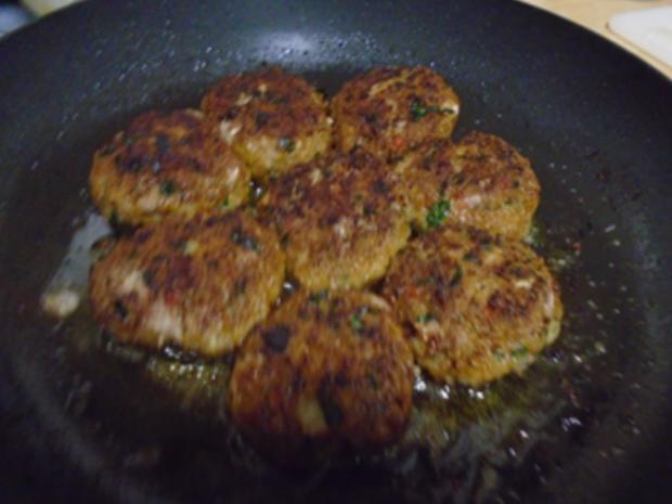 Kartoffel-Rindfleisch-Buletten mit Petersilien-Sauce, Blumenkohl und ...