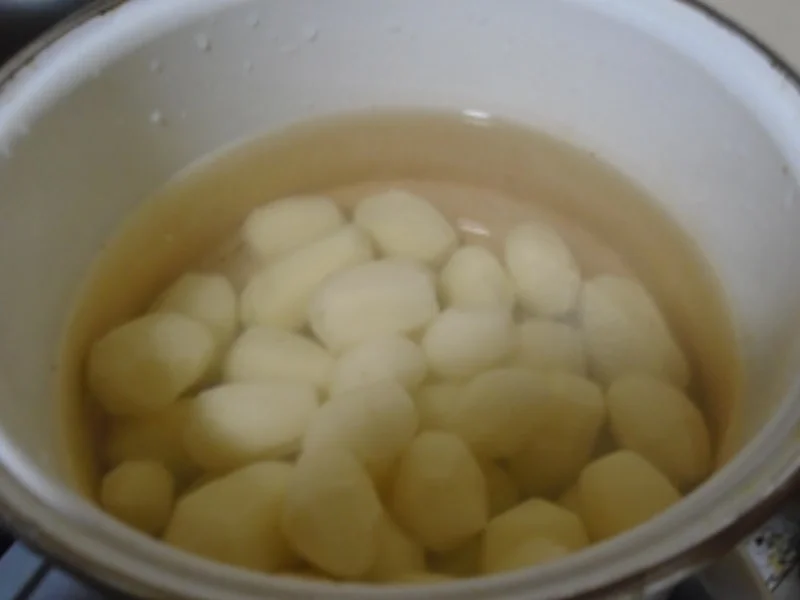 Kartoffel-Rindfleisch-Buletten mit Petersilien-Sauce, Blumenkohl und Drillingen - Rezept - Bild Nr. 25