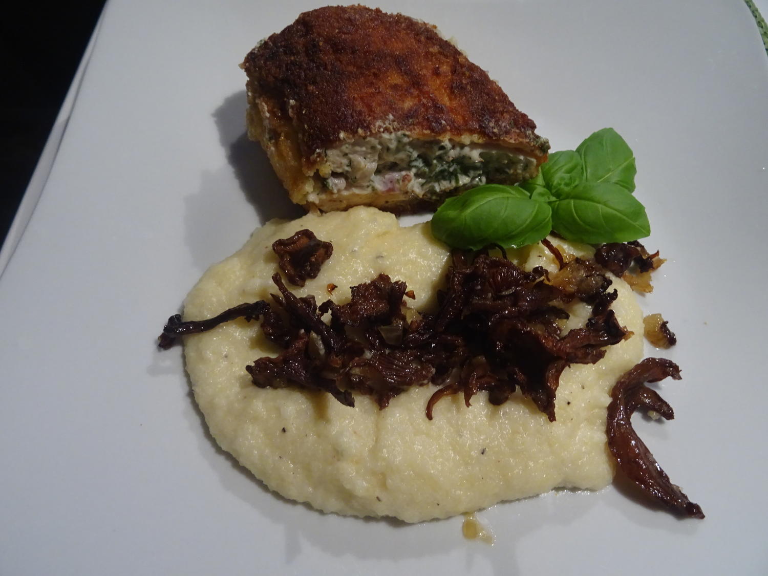 Hühnerbrust-Filet gefüllt, im Parmesan-Mantel, cremiger Polenta und ...