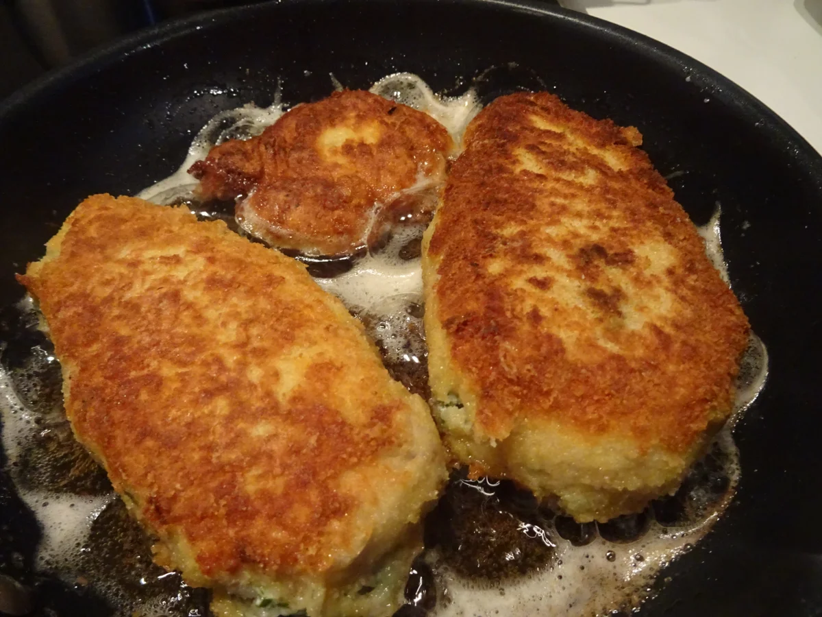 Hühnerbrust-Filet gefüllt, im Parmesan-Mantel, cremiger Polenta und Pilz-Topping - Rezept - Bild Nr. 4