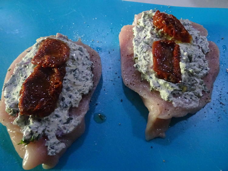 Hühnerbrust Filet gefüllt, im Parmesan Mantel, cremiger Polenta und ... Hühnerbrust Filet gefüllt, im Parmesan Mantel, cremiger Polenta und ...