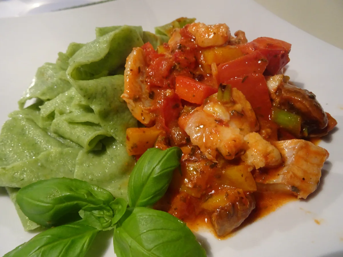 Mediterrane Fisch-Pfanne mit Spinat-Pappardelle - Rezept - Bild Nr. 2