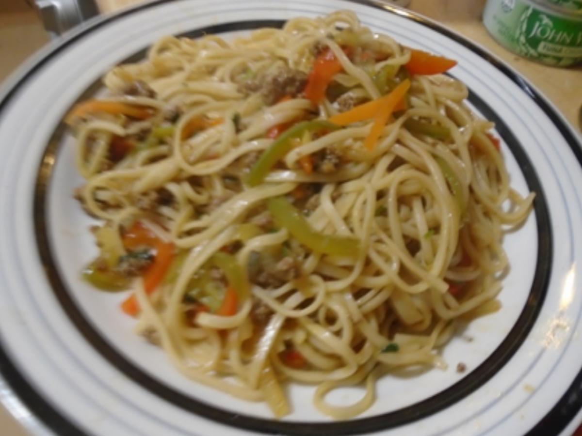 Mie-Nudeln mit Hackfleisch und Gemüse - Rezept - Bild Nr. 2