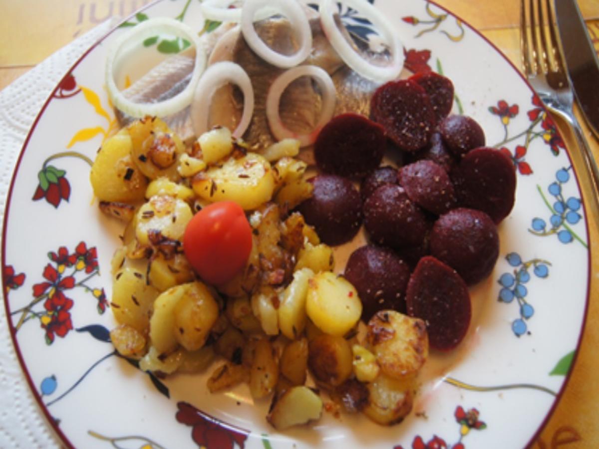 Matjesfilets mit Zwiebelringen, herzhaften Bratkartoffeln und Rote Bete - Rezept - Bild Nr. 2