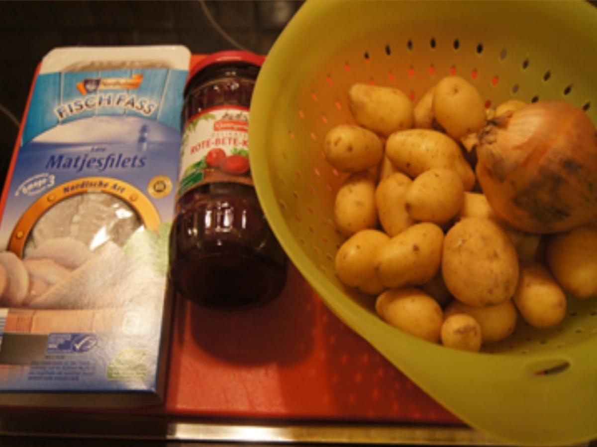 Matjesfilets mit Zwiebelringen, herzhaften Bratkartoffeln und Rote Bete - Rezept - Bild Nr. 3