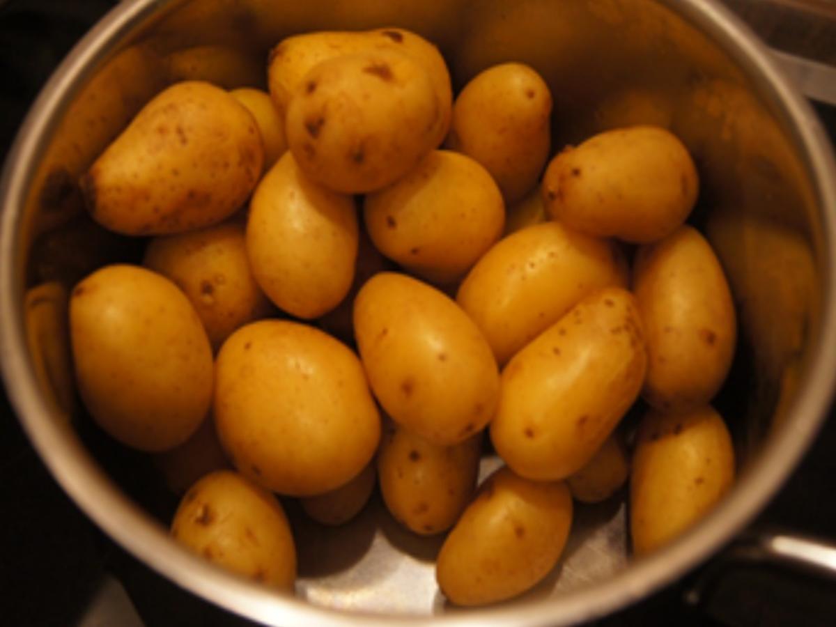 Matjesfilets mit Zwiebelringen, herzhaften Bratkartoffeln und Rote Bete - Rezept - Bild Nr. 4