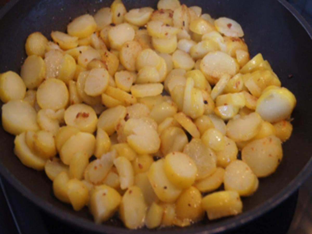 Matjesfilets mit Zwiebelringen, herzhaften Bratkartoffeln und Rote Bete - Rezept - Bild Nr. 9