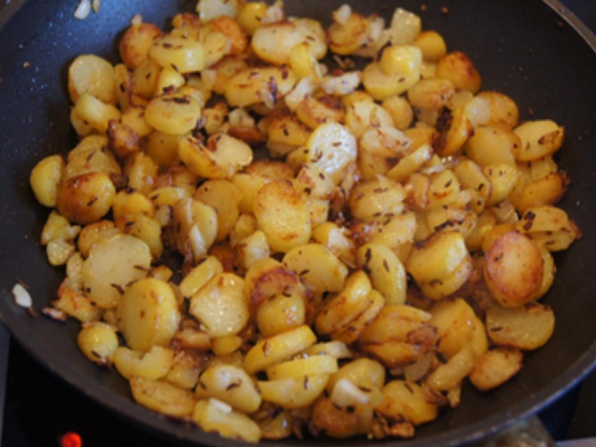 Matjesfilets mit Zwiebelringen, herzhaften Bratkartoffeln und Rote Bete - Rezept - Bild Nr. 11