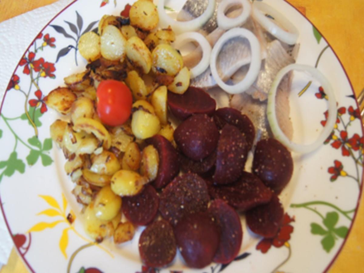 Matjesfilets mit Zwiebelringen, herzhaften Bratkartoffeln und Rote Bete - Rezept - Bild Nr. 12