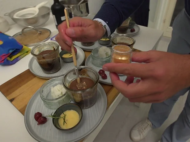 Rezept: Zerlaufenes Schokoladenküchlein mit Zitronensorbet Bild Nr. 3 Zerlaufenes Schokoladenküchlein mit Zitronensorbet - Rezept - Bild Nr. 3