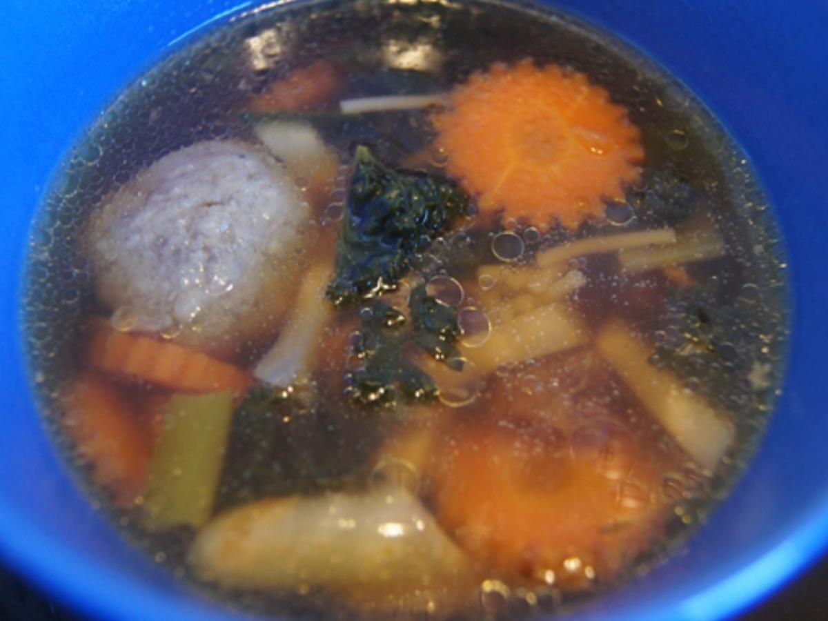 Rindfleischsuppe mit Beinscheibe, Markknochen, Gemüse und Leberknödel - Rezept - Bild Nr. 2
