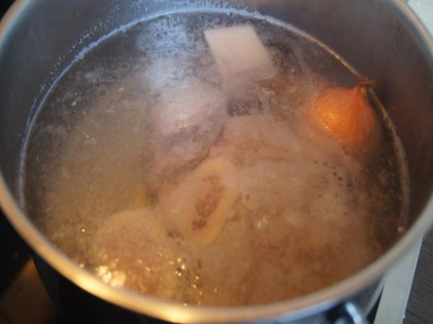 Rindfleischsuppe mit Beinscheibe, Markknochen, Gemüse und Leberknödel