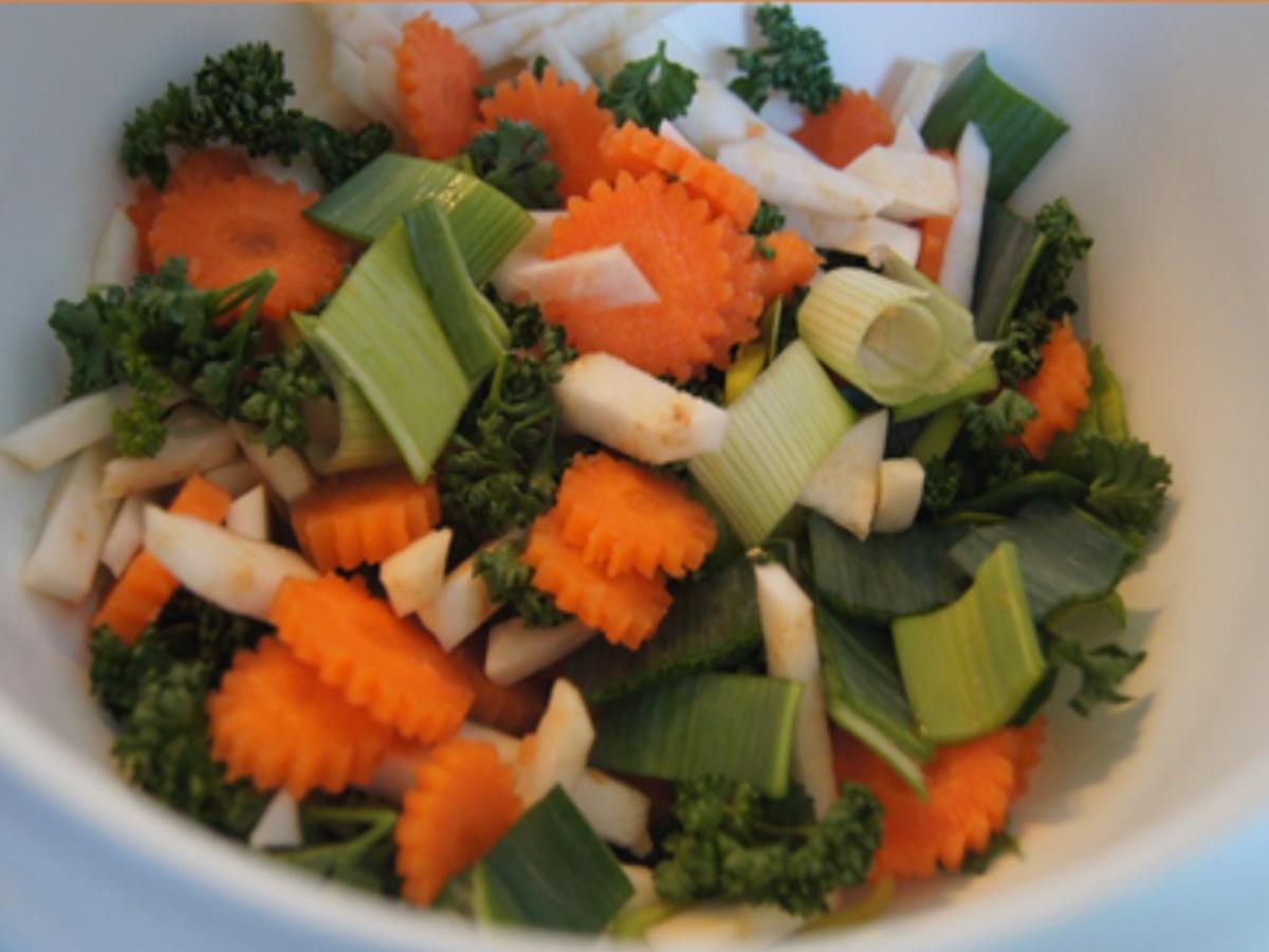Rindfleischsuppe mit Beinscheibe, Markknochen, Gemüse und Leberknödel - Rezept - Bild Nr. 19