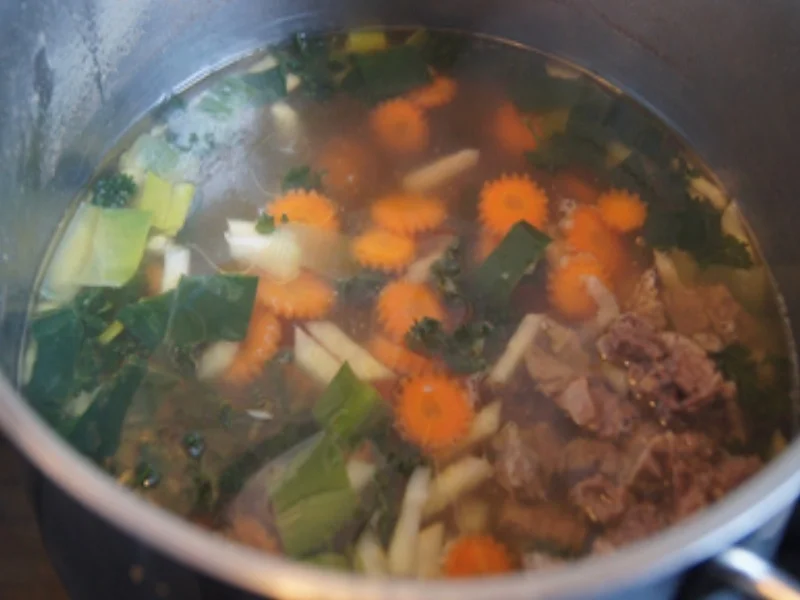 Rezept: Rindfleischsuppe mit Beinscheibe, Markknochen, Gemüse und Leberknödel Bild Nr. 24 Rindfleischsuppe mit Beinscheibe, Markknochen, Gemüse und Leberknödel - Rezept - Bild Nr. 24