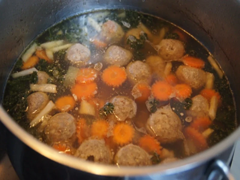 Rezept: Rindfleischsuppe mit Beinscheibe, Markknochen, Gemüse und Leberknödel Bild Nr. 27 Rindfleischsuppe mit Beinscheibe, Markknochen, Gemüse und Leberknödel - Rezept - Bild Nr. 27