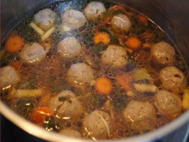 Rindfleischsuppe mit Beinscheibe, Markknochen, Gemüse und Leberknödel ...