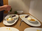 Schokokuchen und Joghurteis auf Orangenspiegel - Rezept - Bild Nr. 2