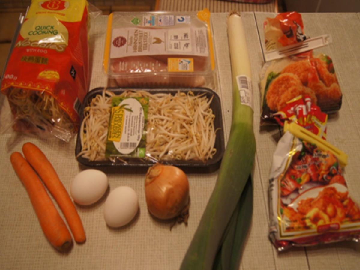 Mie-Nudeln mit Gemüse und gebratenen Eierstreifen im Wok und *) - Rezept - Bild Nr. 9955