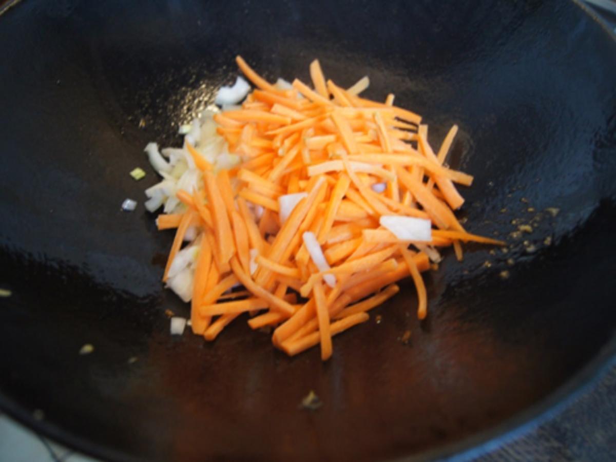Mie-Nudeln mit Gemüse und gebratenen Eierstreifen im Wok und *) - Rezept - Bild Nr. 9959