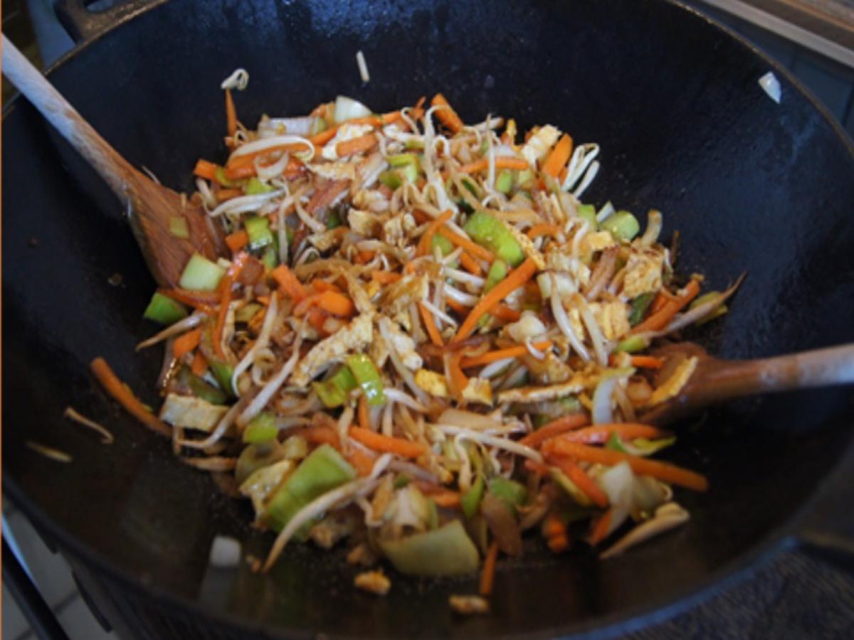 Mie-Nudeln mit Gemüse und gebratenen Eierstreifen im Wok und *) - Rezept - Bild Nr. 9960