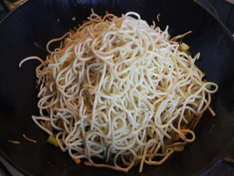 Mie-Nudeln mit Gemüse und gebratenen Eierstreifen im Wok und *) - Rezept - Bild Nr. 9962